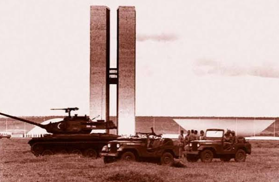 DA INSTAURAÇÃO DA DEMOCRACIA NO INÍCIO DO CICLO MILITAR AO  REVIGORAMENTO DO PATRIMONIALISMO