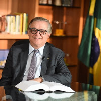 Democracia consensual, democracia totalitária e estado patrimonial na américa latina