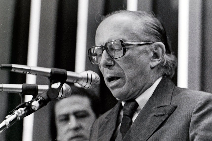 UM CLARÃO LIBERAL NA ESCURIDÃO PATRIMONIALISTA: ROBERTO DE OLIVEIRA CAMPOS (1917-2001)